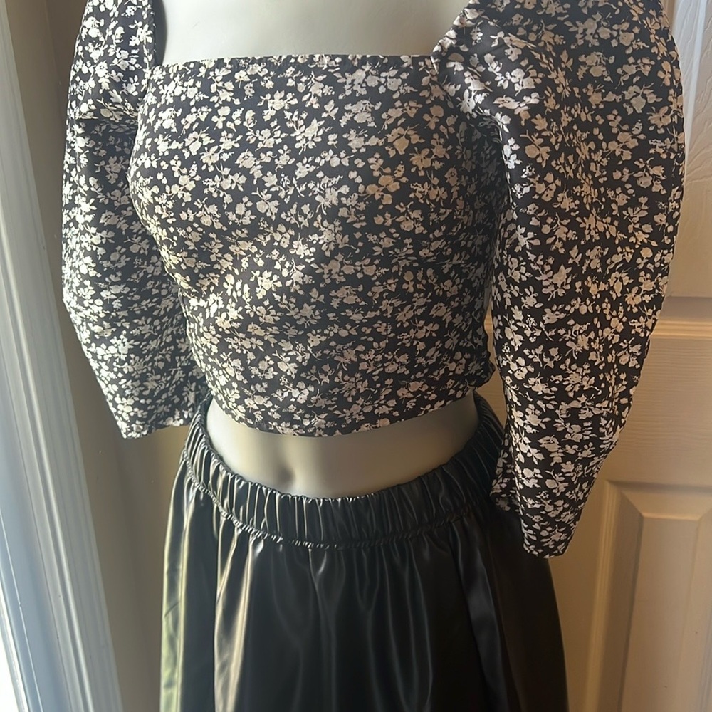 🎉⭐️HP👗⭐️Levi's Black and White Floral Blouse